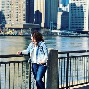 Meet your Posher, Jonela